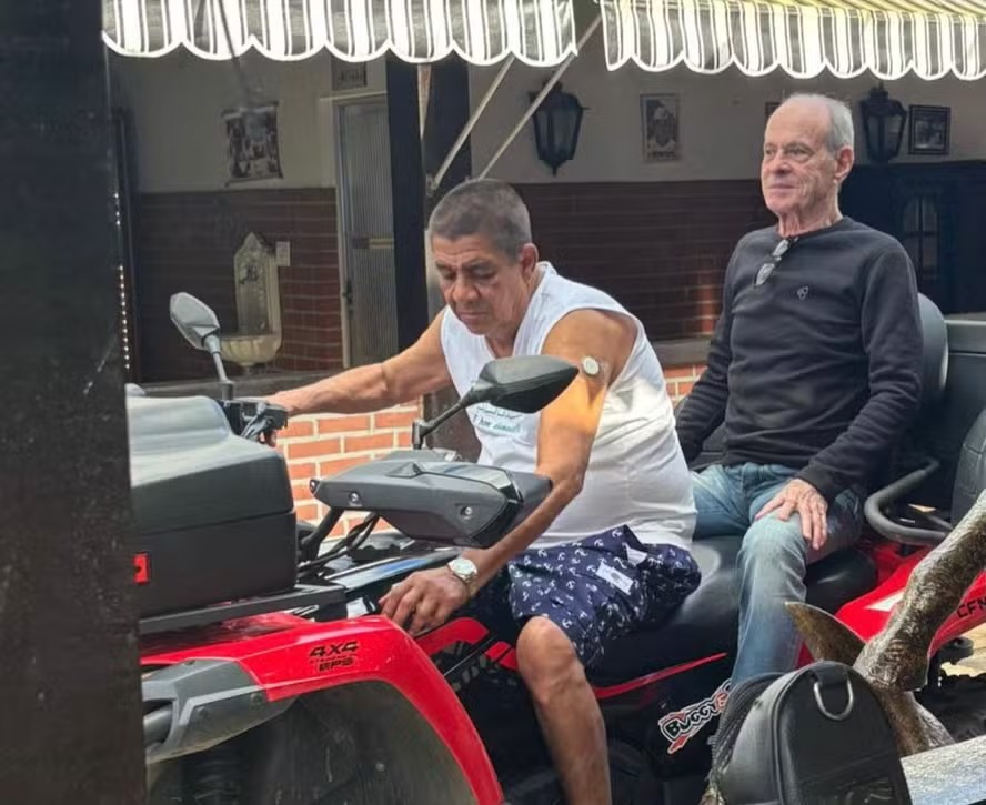 Ney Matogrosso e Zeca Pagodinho em passeio de triciclo 