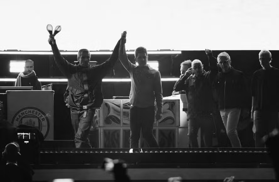 Oasis na estreia da turnê de reunião dos irmãos Gallagher após 16 anos, em Cardiff 