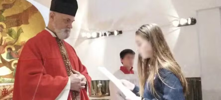 O padre Anatoly Raúl Sidders, capelão da escola San Vicente de Paul, em La Plata, na Argentina