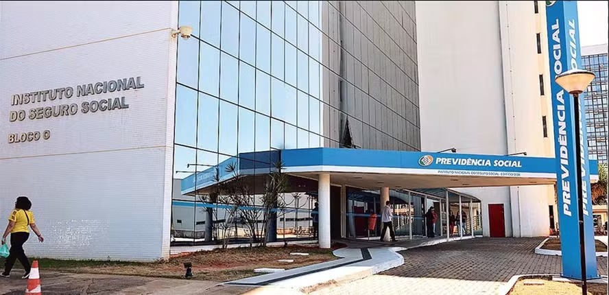 INSS suspende contratos de benefícios com Crefisa por irregularidades como coação de aposentados e venda casada