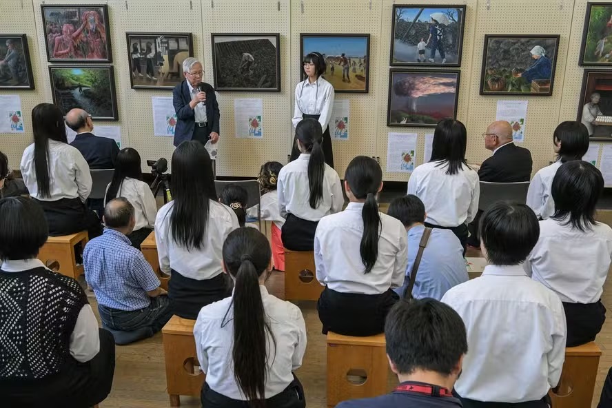 Sobrevivente da bomba atômica, na Escola Secundária Motomachi, em Hiroshima, em meio a pinturas criadas por alunos a partir de depoimentos de sobreviventes para manter as memórias do bombardeio de 1945