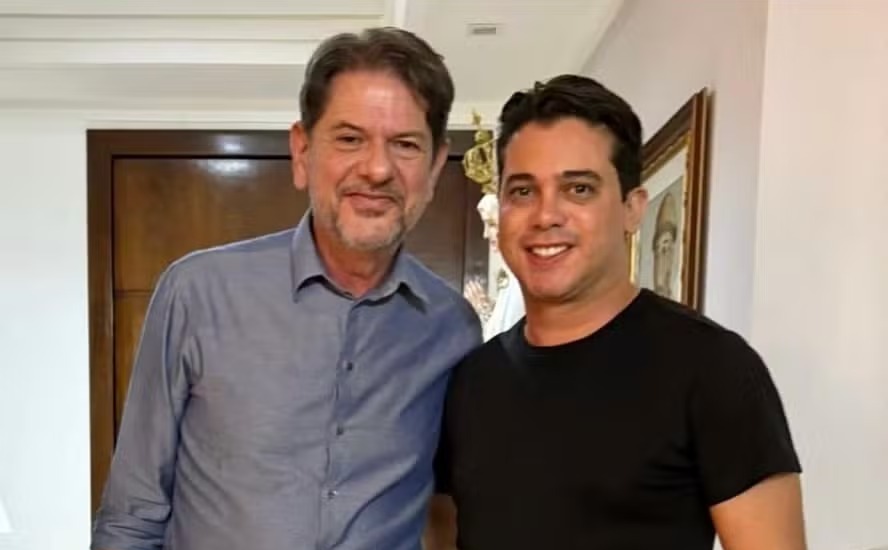 Senador Cid Gomes ao lado do deputado Júnior Mano