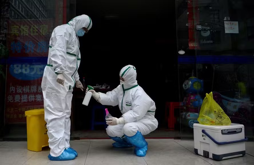 Médicos em trajes de proteção durante a pandemia de covid-19, na China