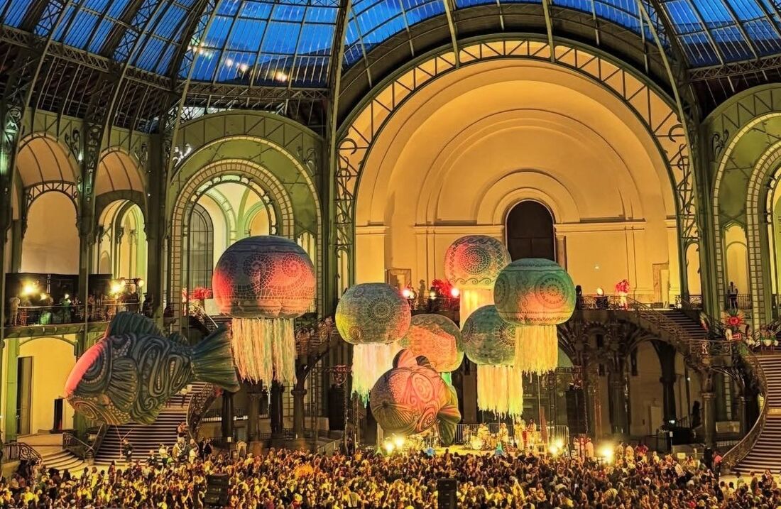 Balões que decoraram o carro abre-alas do desfile da Grande Rio no Carnaval de 2025 são expostos no Gran Palais