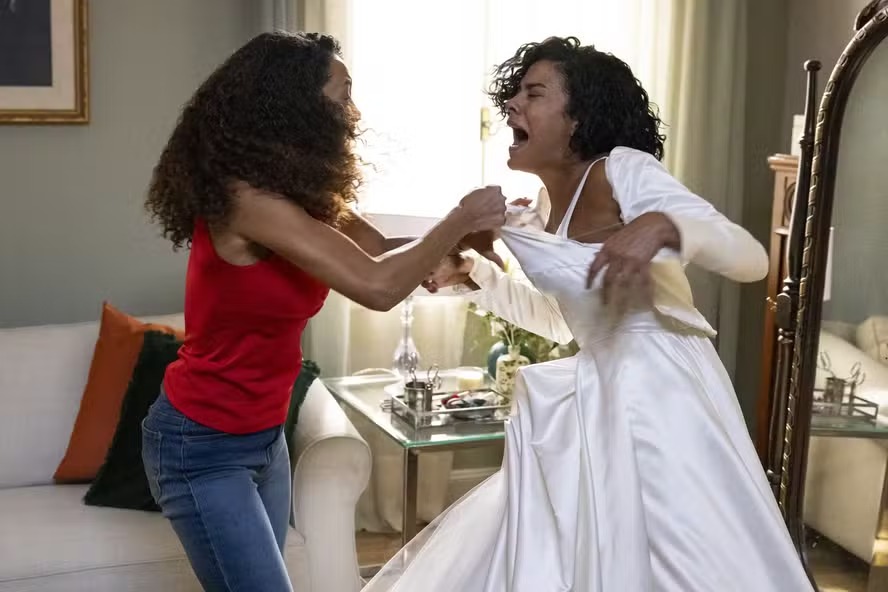 Raquel (Taís Araujo) e Maria de Fátima (Bella Campos)