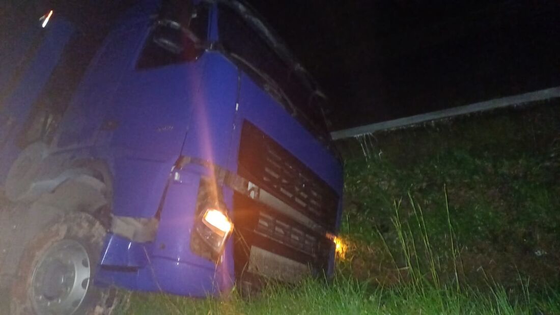 Caminhão continua no local