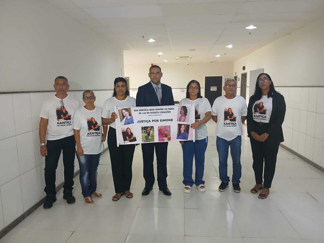 Família aguarda o final da sessão