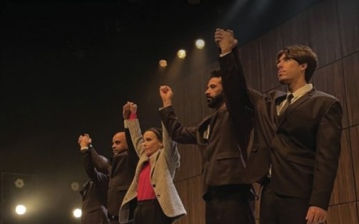 Debora Falabella e o elenco de Prima Facie