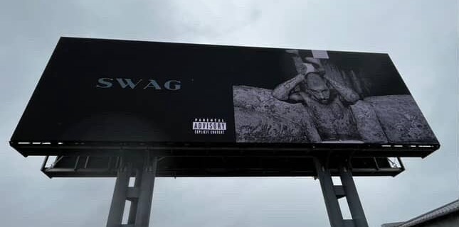 Outdoor feito par divulgar SWAG, novo álbum de Justin Bieber