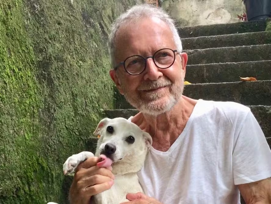 Jean-Claude Bernardet e sua cachorra Baleia: cineasta morreu aos 88 anos, em São Paulo 