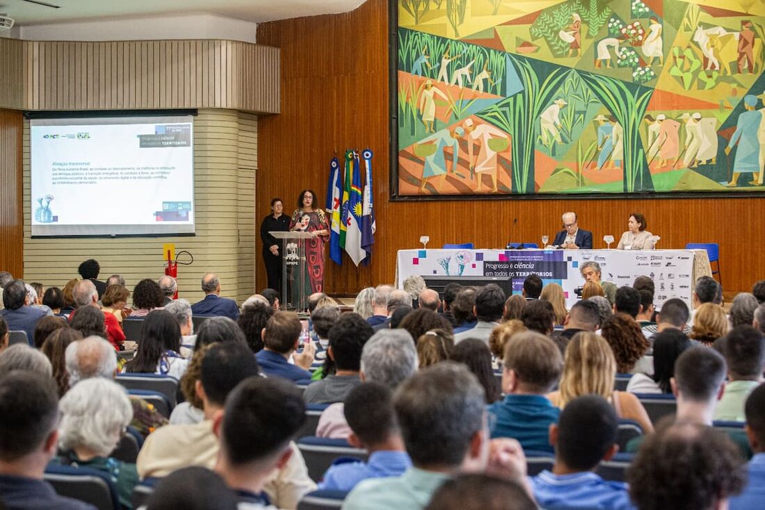 Conferência com ministra foi realizada no Salão Nobre da Reitoria da UFRPE