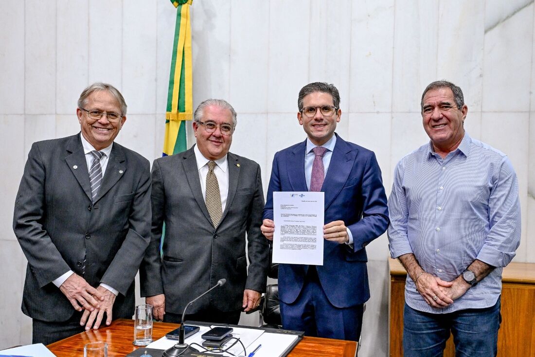 Deputado Augusto Coutinho entrega carta de prioridades do setor de Micro e Pequenas Empresas