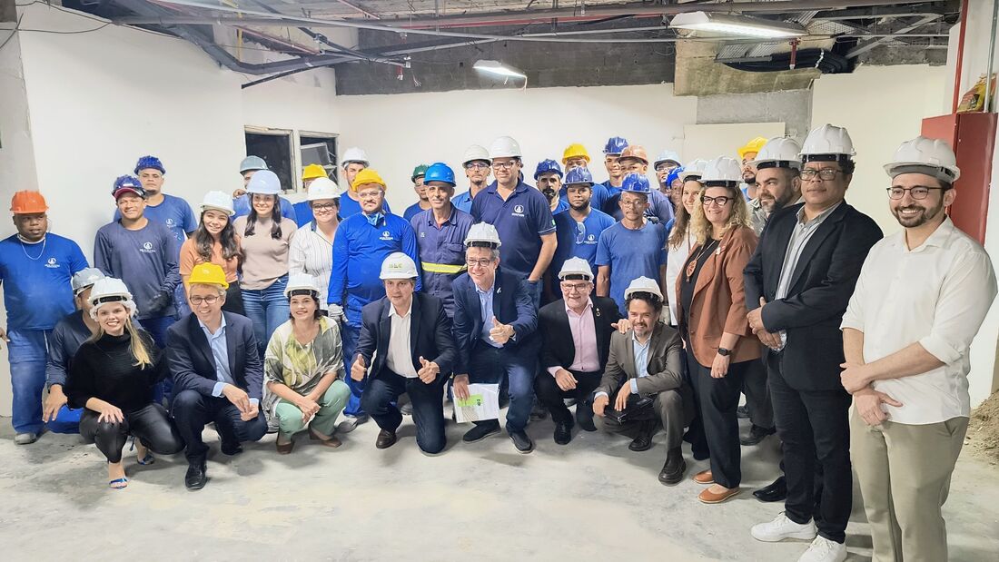 Camilo Santana visita obras no Hospital das Clínicas
