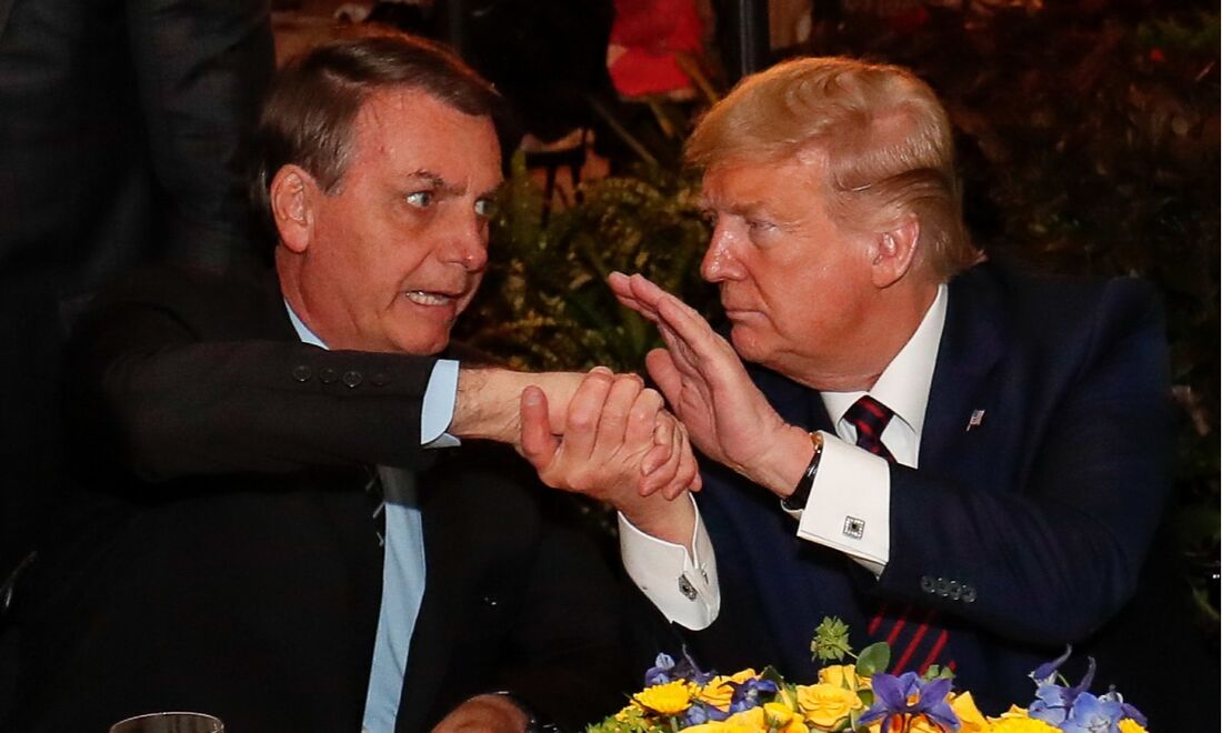 Ex-presidente Jair Bolsonaro ao lado do presidente estadunidense Donald Trump