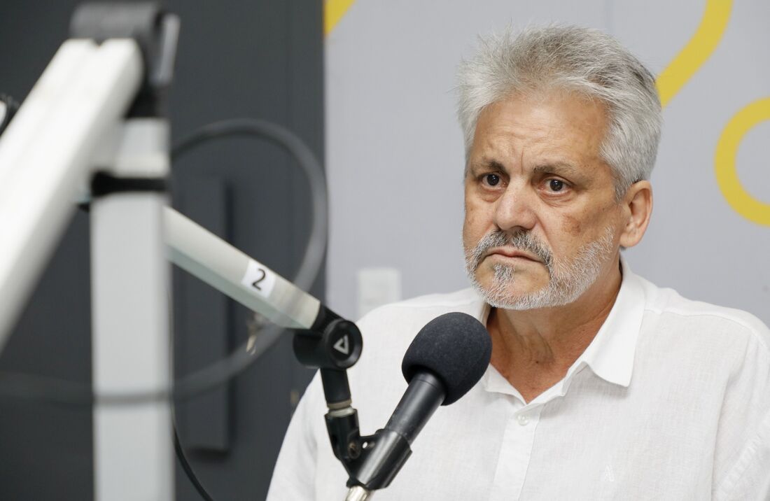 Osmar Ricardo, presidente do PT do Recife, é recebido no programa Folha Política, da Rádio Folha PE.