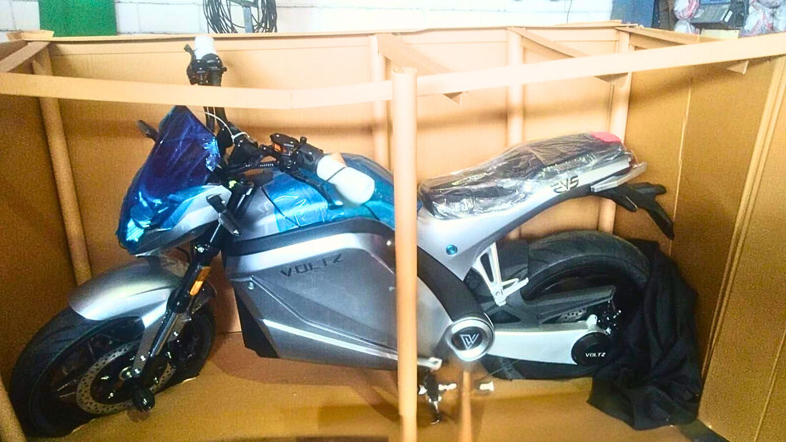 Dentre os itens à venda, estão mais de 70 unidades de uma motocicleta elétrica por R$ 300 mil