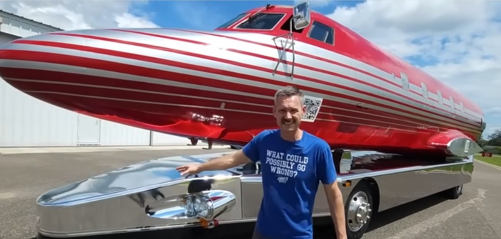 ato de Elvis Presley que ficou abandonado no deserto por 40 anos foi reformado por James Webb e virou motorhome
