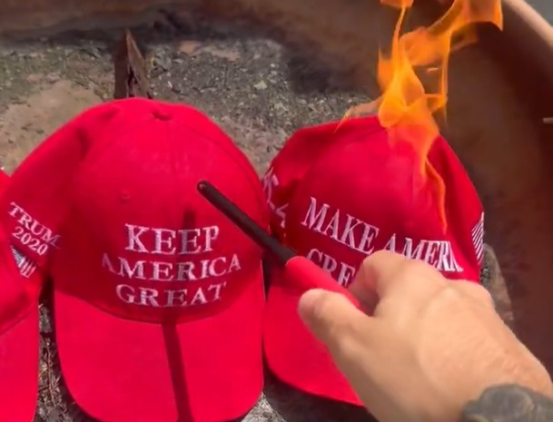 Apoiadores do presidente americano Donald Trump queimaram bonés do movimento Make America Great Again