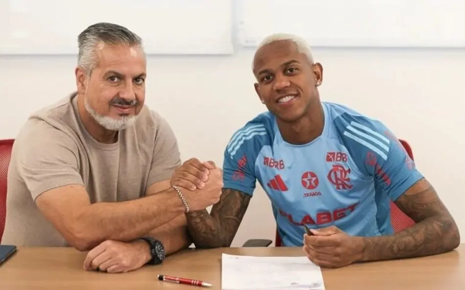 Wallace Yan assina contrato