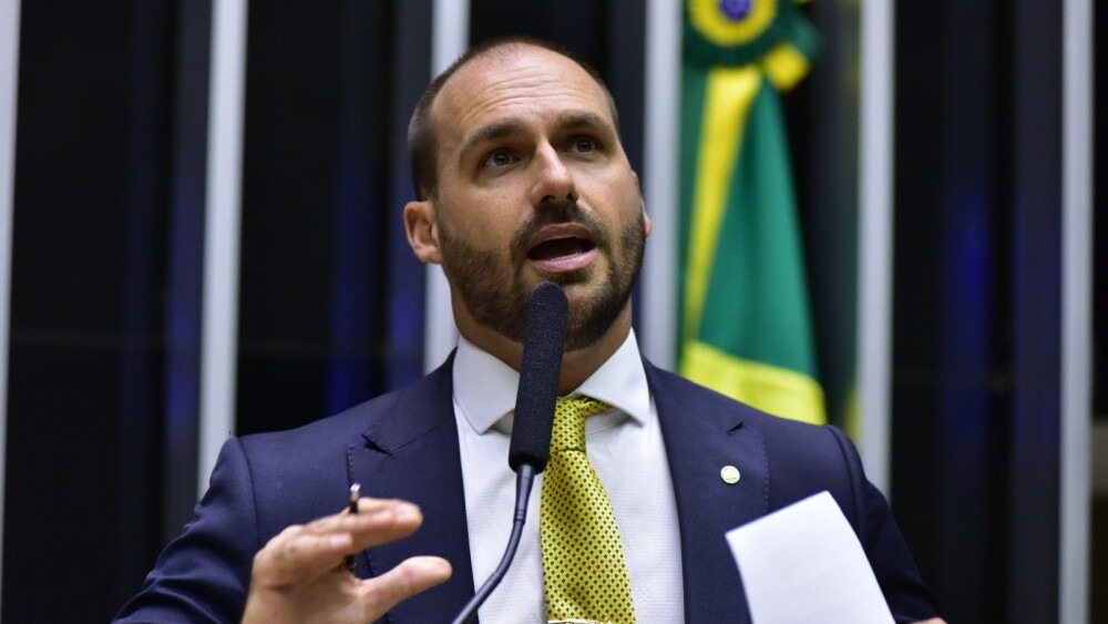 Deputado federal licenciado Eduardo Bolsonaro segue nos EUA, e direita se movimenta pela sua vaga na disputa pelo Senado 