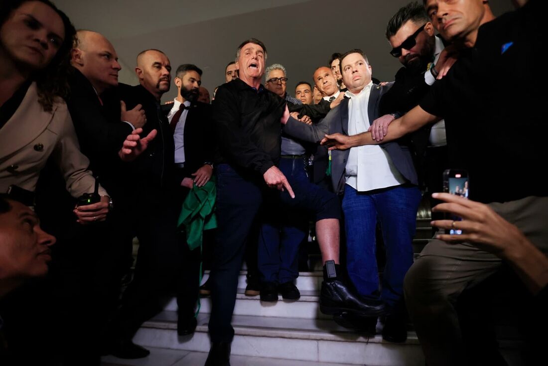 Ex-presidente Jair Bolsonaro mostrando a tornozeleira eletrônica 