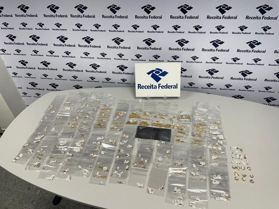 Carga de joias é apreendida no Aeroporto do Recife'