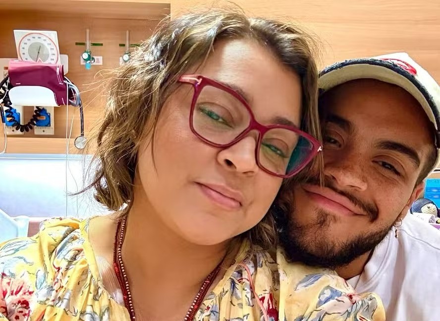 Preta Gil com o filho, Francisco, ainda hospital