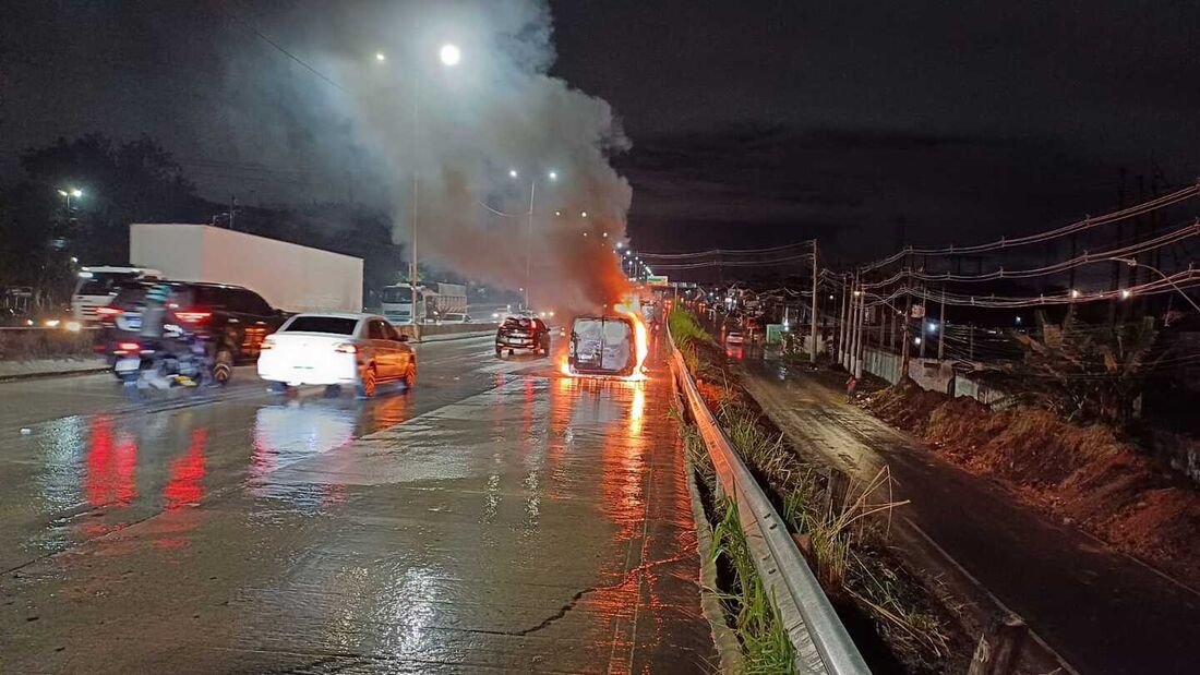 Ambulância pegou fogo a caminho de hospital no Recife