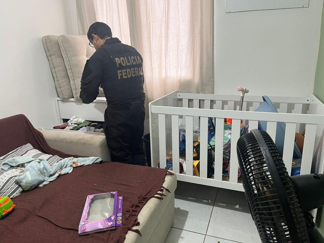 Polícia Federal cumprindo mandado na casa do investigado