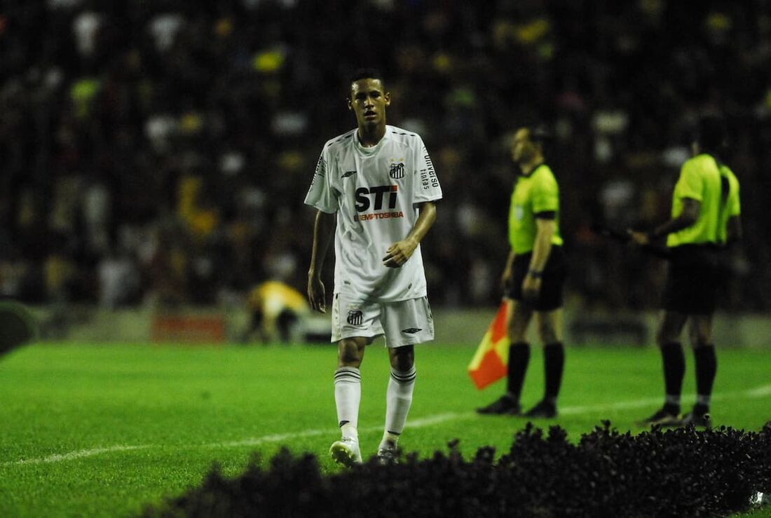 Neymar foi titular do Santos, na vitória por 1x0 diante do Sport, na Ilha do Retiro, em 2009