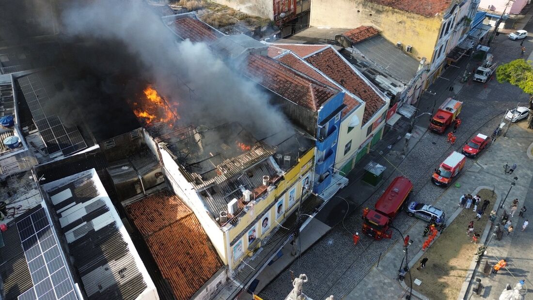 Incêndio atingiu loja na rua da Calçadas