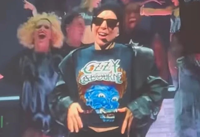 Lady Gaga homenageia Ozzy Osbourne em show após morte do cantor
