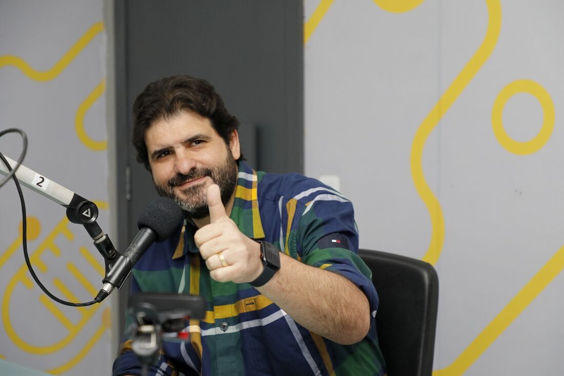 Vinícius Labanca (PSB) é recebido no programa Folha Política, da rádio Folha PE