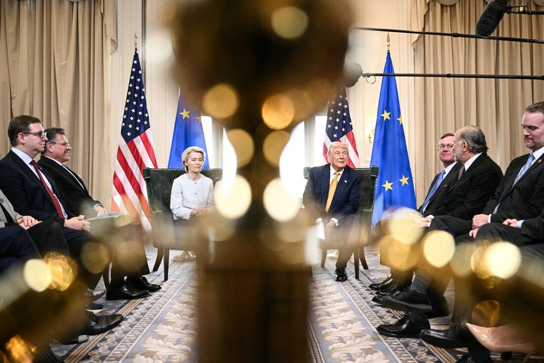 O presidente dos EUA, Donald Trump (à direita), e a presidente da Comissão Europeia, Ursula von der Leyen (à esquerda), chegam a um acordo comercial entre as duas economias