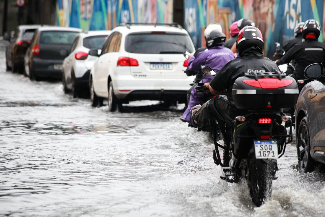 Alagamento na Estrada dos Remédios, no Recife