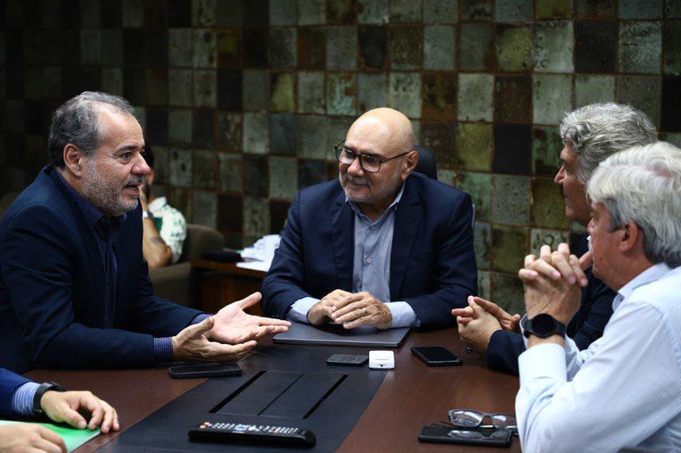 Danilo Cabral, superintendente da Sudene e o reitor da UFPE, Alfredo Gomes, em reunião à respeito de estudos para trem Recife-Caruaru e ramal de cargas no Sertão