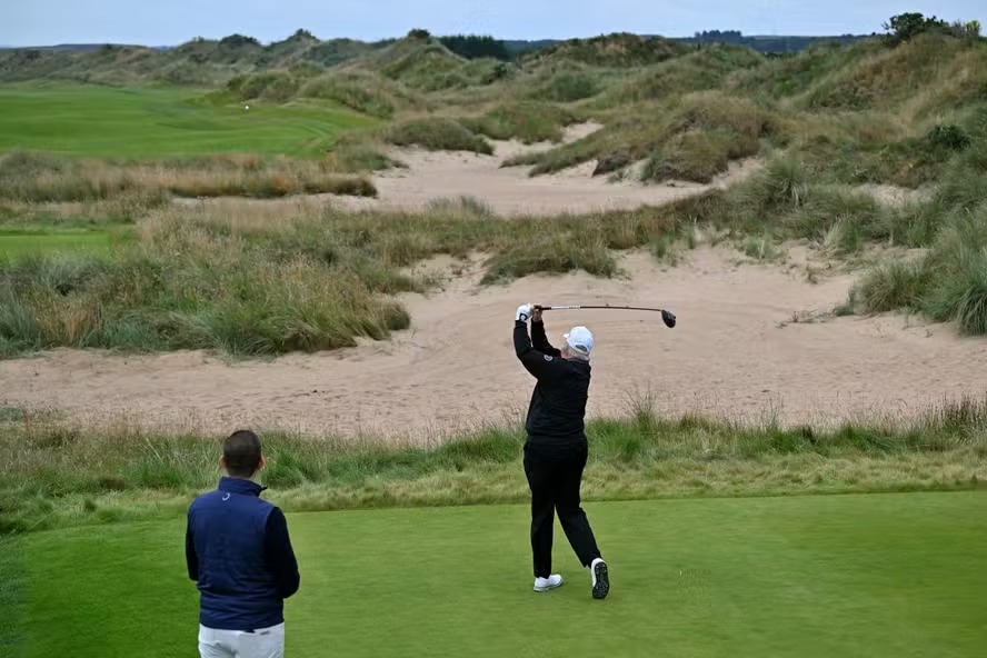 Trump inaugura campo de golfe na Escócia e é flagrado em suposta trapaça às vésperas do tarifaço