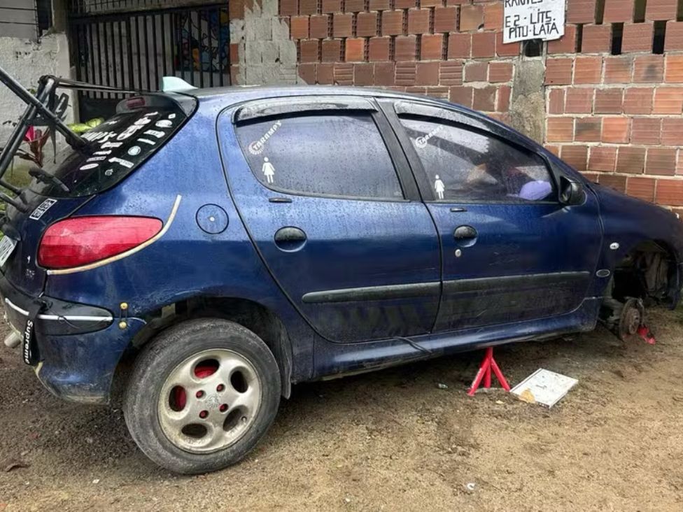 Carro caiu em cima do homem