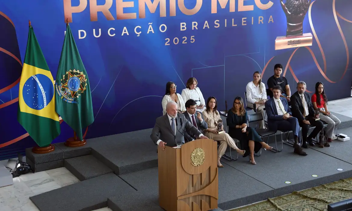 O presidente Luiz Inácio Lula da Silva entregou nesta segunda-feira (11) o Prêmio MEC da Educação Brasileira a estudantes, municípios e escolas da rede pública do país
