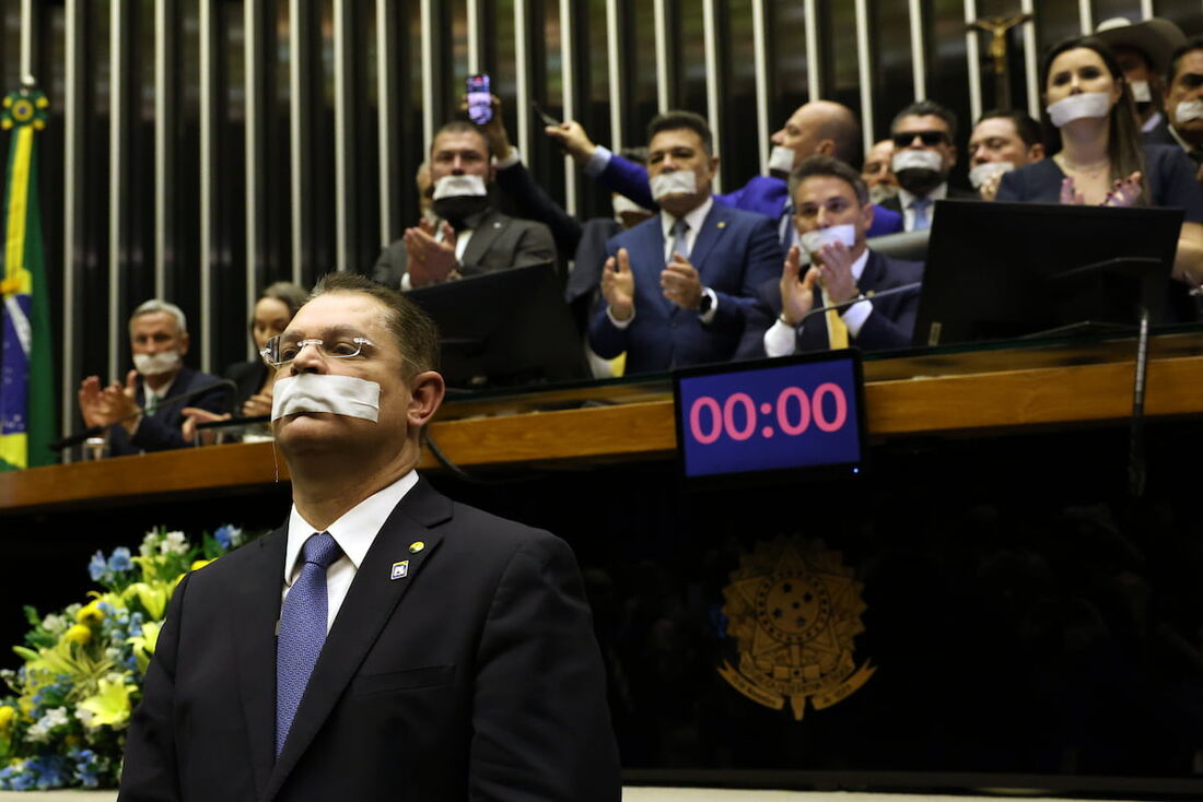  Deputado Sóstenes Cavalcante e parlamentares de oposição fazem ato tampando a boca com esparadrapo durante sessão da Câmara dos Deputados.