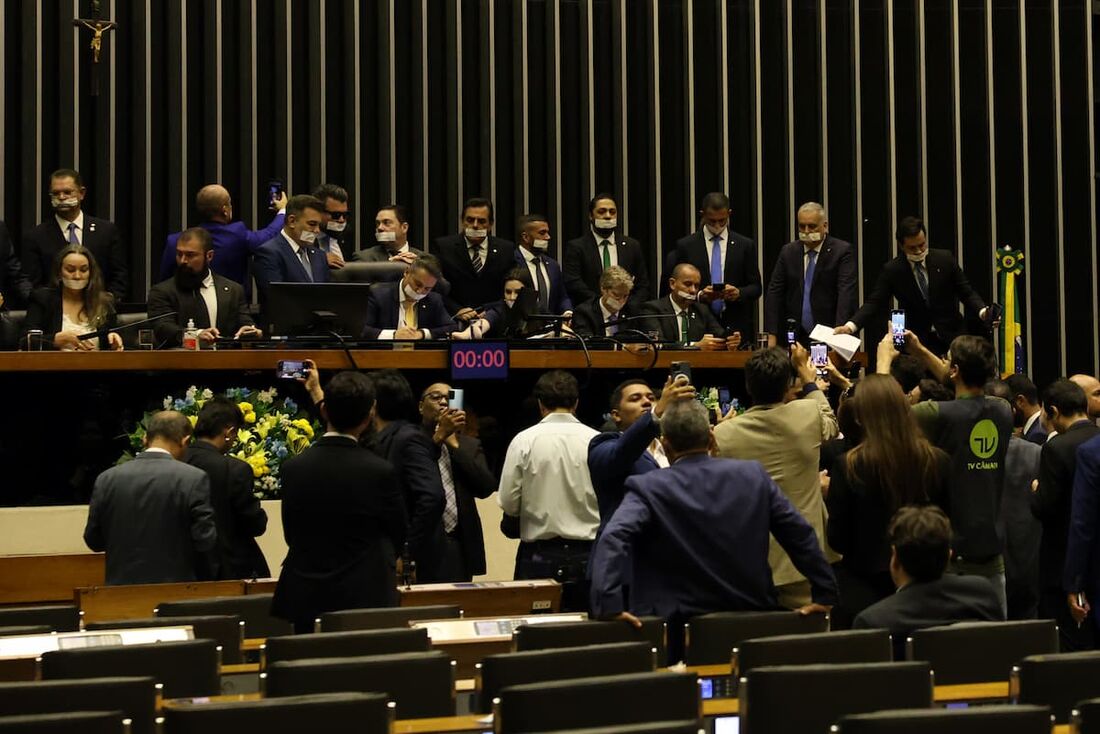 Deputados de oposição fazem ato tampando a boca com esparadrapo durante sessão da Câmara dos Deputados.