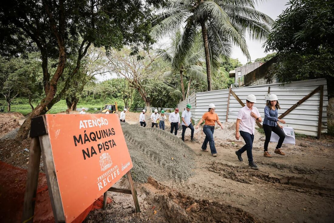 No projeto, o campo de futebol existente na área funcionará como um reservatório de água