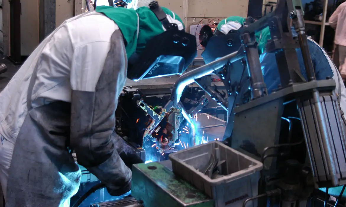 Vendas da indústria de máquinas sobem 14% no ano até julho