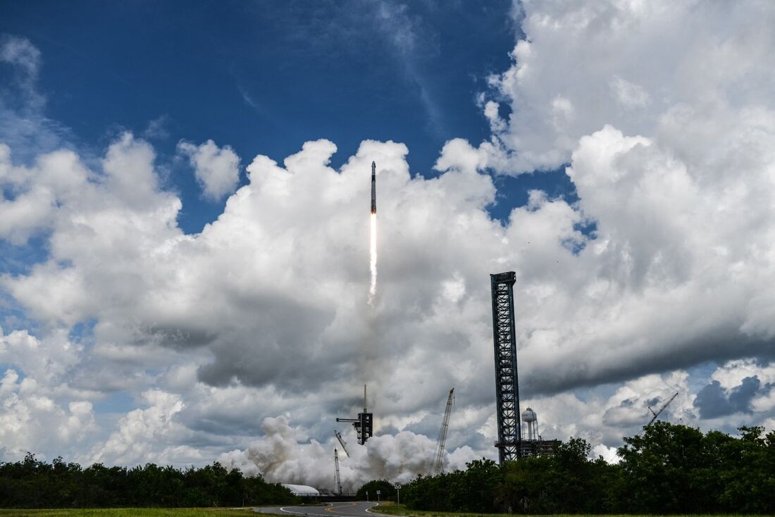Um foguete SpaceX Falcon 9 com a cápsula Crew Dragon, Endeavour, transportando a missão Crew-11, decola do Complexo de Lançamento 39A no Centro Espacial Kennedy da NASA, na Flórida, em 1&ordm; de agosto de 2025.