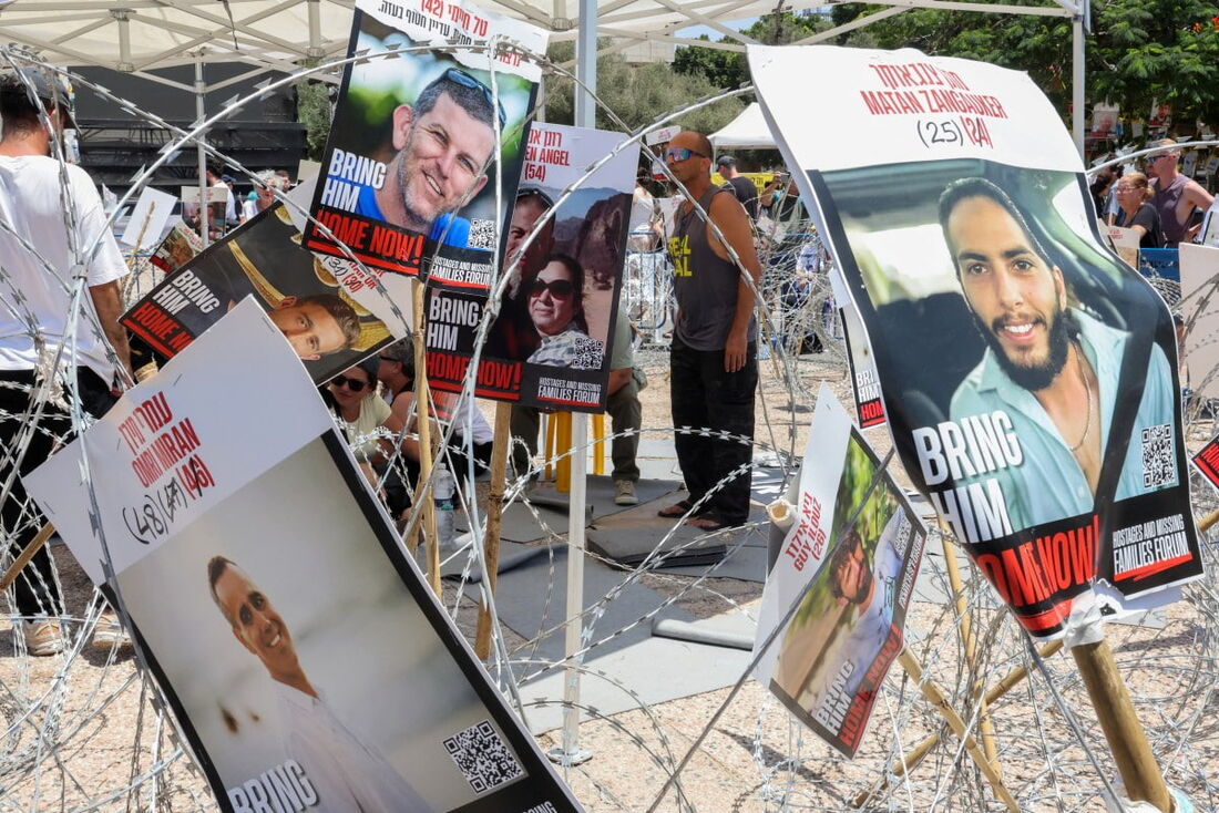 Famílias de israelenses mantidos reféns na Faixa de Gaza desde outubro de 2023 protestam na Praça dos Reféns, em Tel Aviv, durante a visita do enviado dos EUA, Steve Witkoff, em 2 de agosto de 2025.