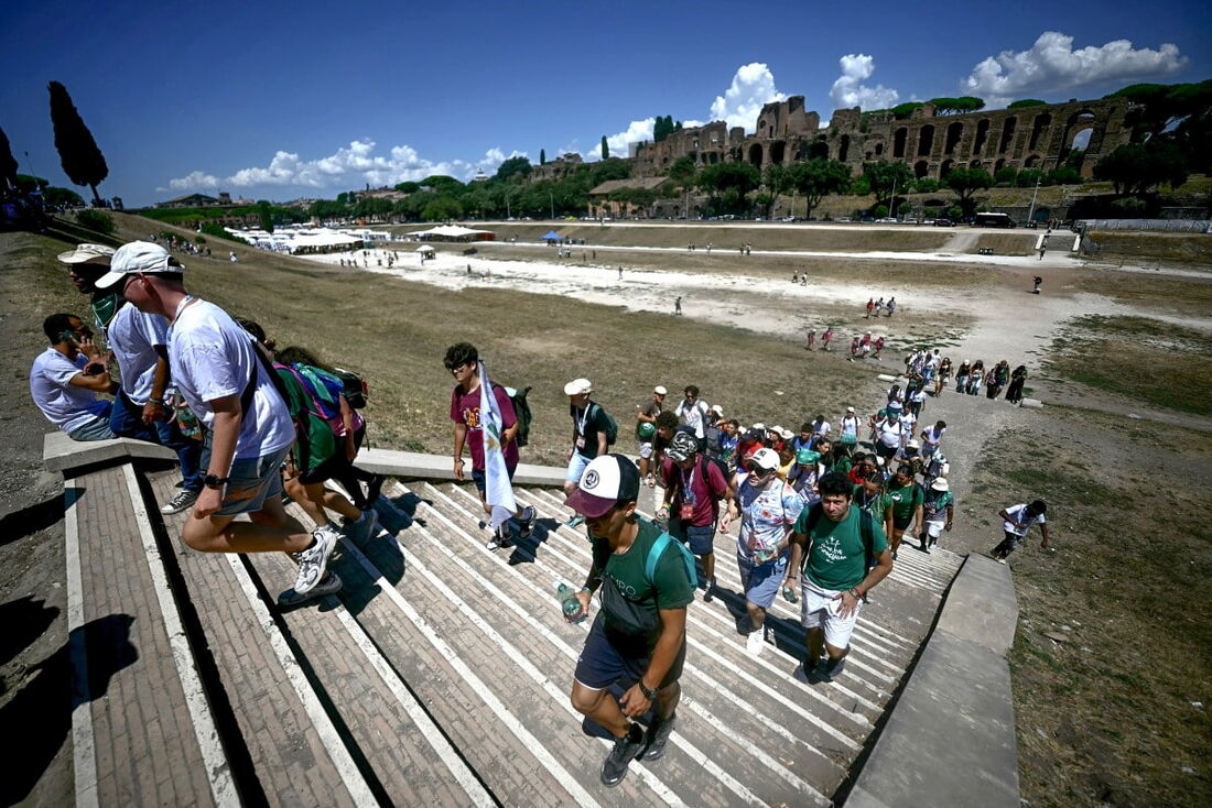 Jovens fiéis chegam para participar de uma confissão em massa para receber o sacramento da reconciliação, realizada sob tendas no Circo Máximo como parte do Jubileu da Juventude em Roma.