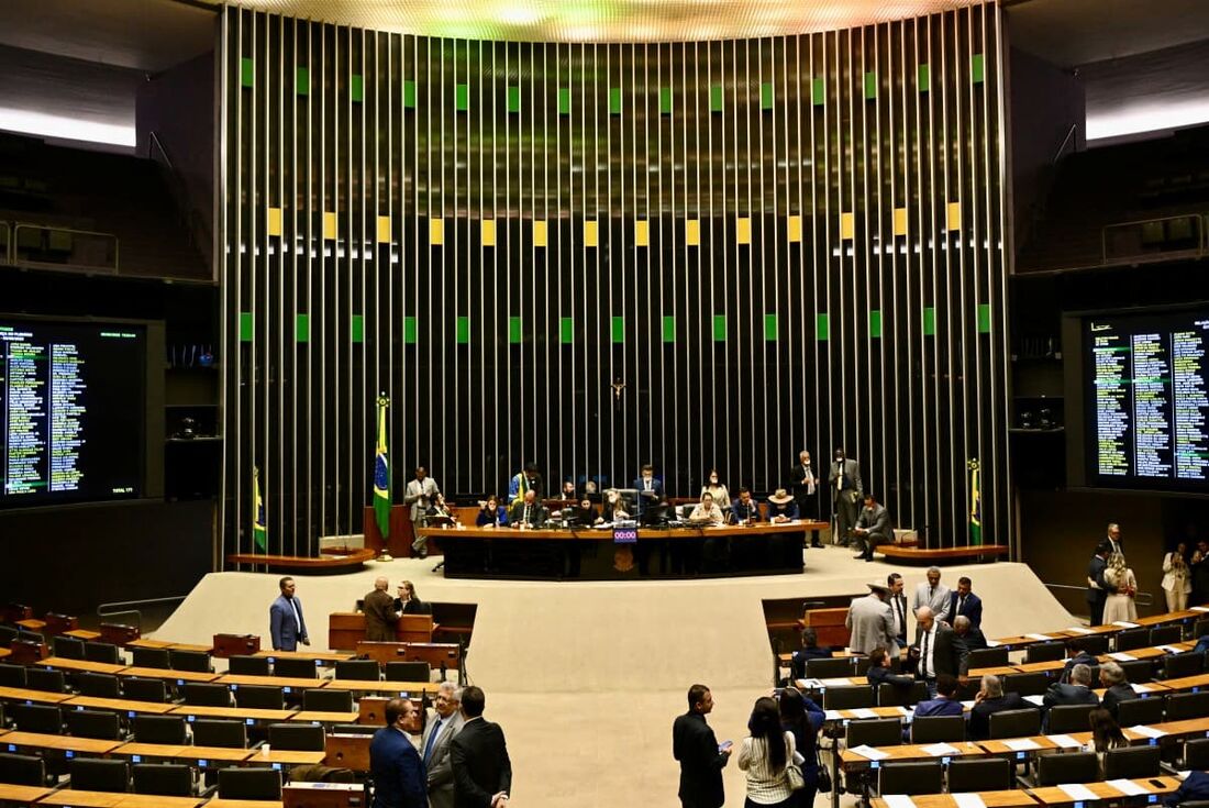 Parlamentares da oposição (C) ocupam a mesa do presidente durante uma sessão plenária da Câmara