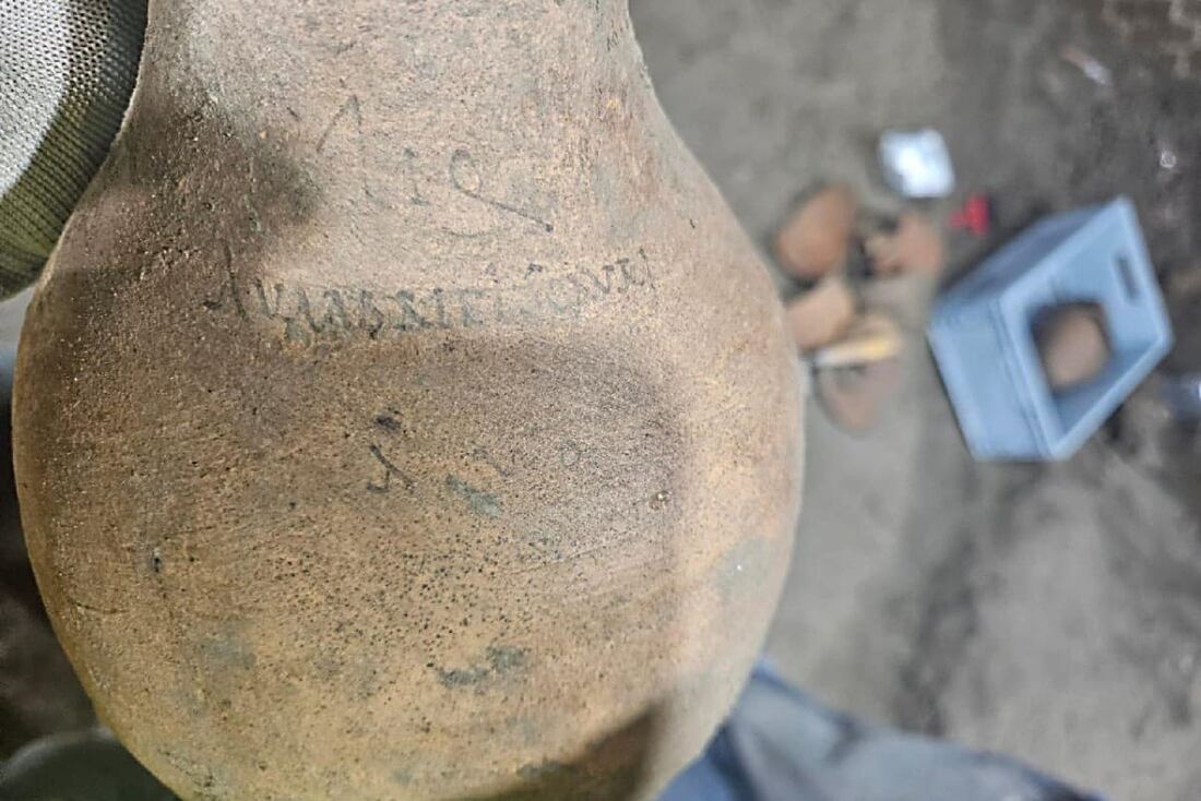 Novas descobertas em Pompeia, onde arqueólogos descobriram novas evidências que indicam a reocupação de Pompeia após a erupção do Monte Vesúvio em 79 d.C., que deixou a cidade em ruínas.