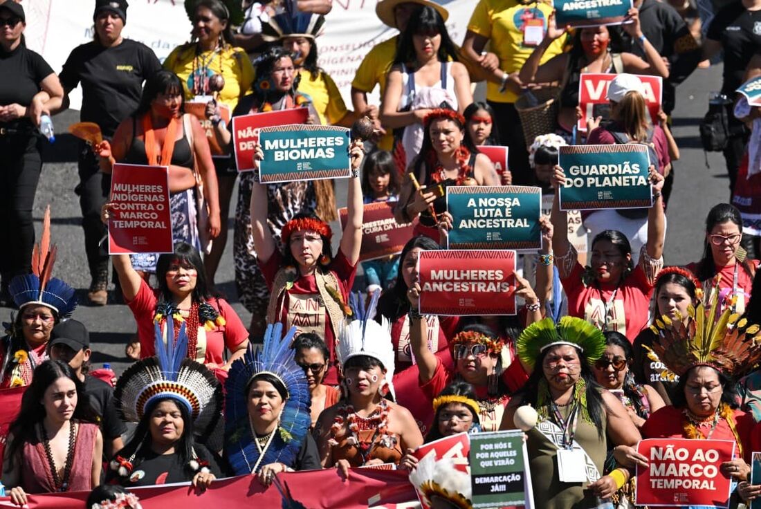 Mulheres indígenas de diversas etnias participam da Marcha das Mulheres Indígenas para exigir justiça climática, em Brasília, em 7 de agosto de 2025.