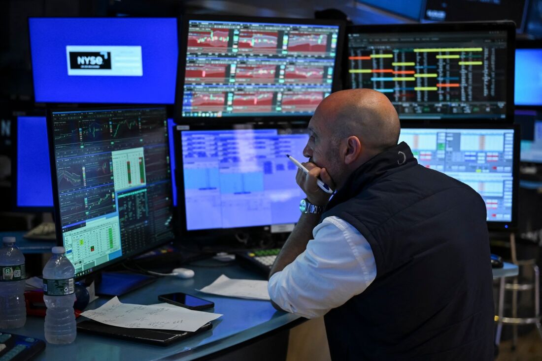 Investidor trabalhando na Bolsa de valores de NY